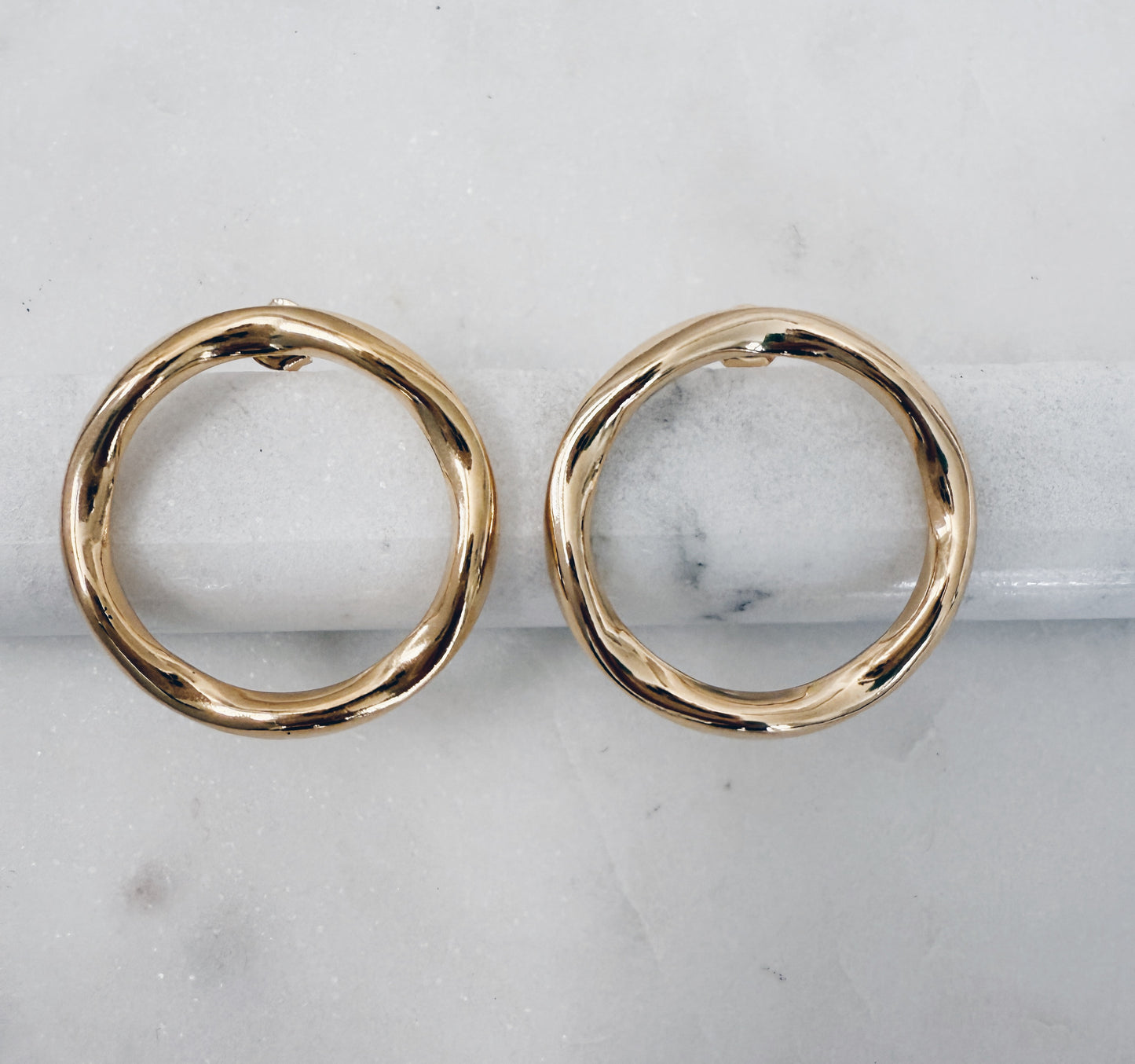 Gold Organic Wavy Circle Stud Earrings