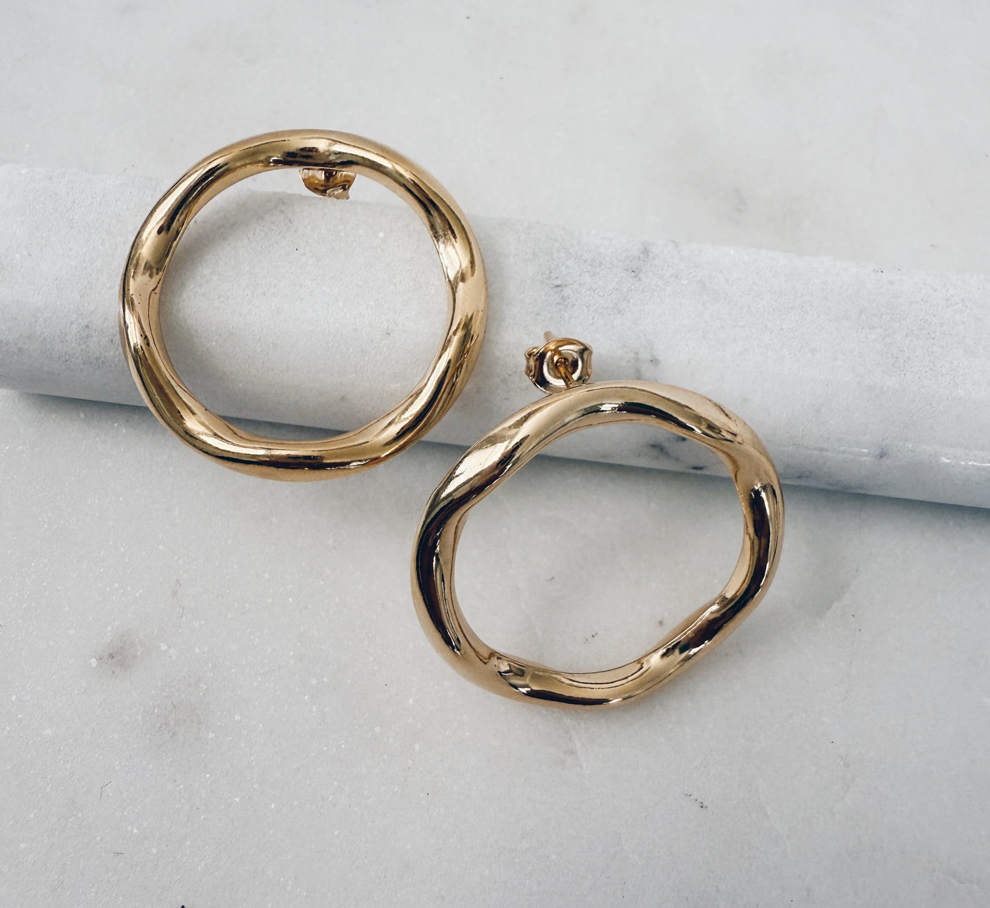 Gold Organic Wavy Circle Stud Earrings